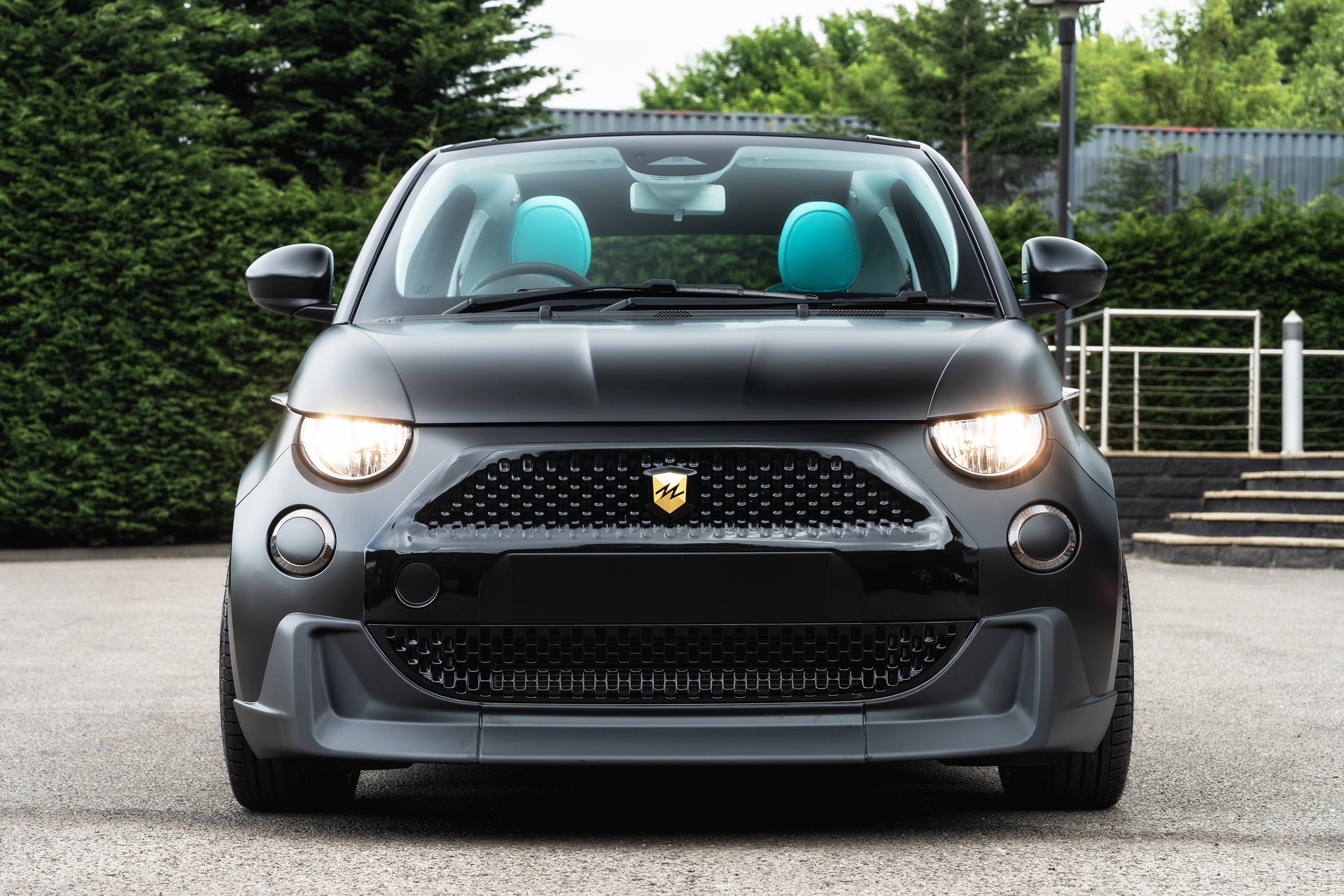 Designio front grille — head-on view of the Fiat 500e