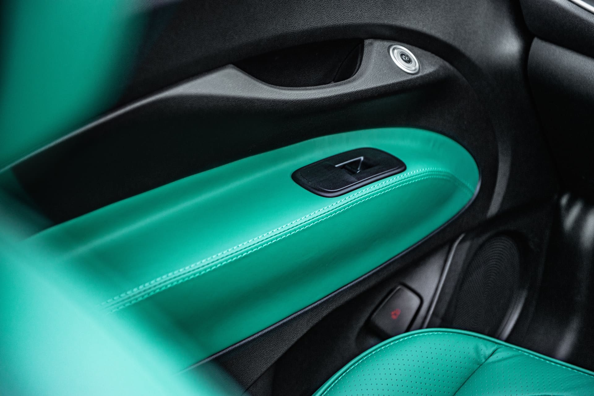 Designio quilted eco-leather armrest detail in the Fiat 500e
