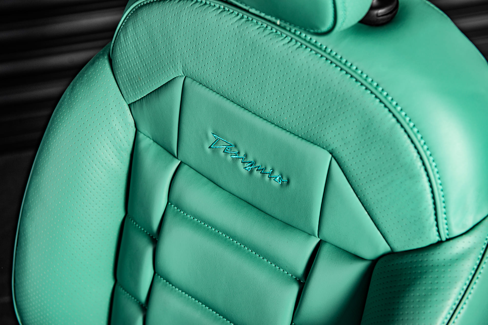 Designio quilted eco-leather front seats in the Fiat 500e